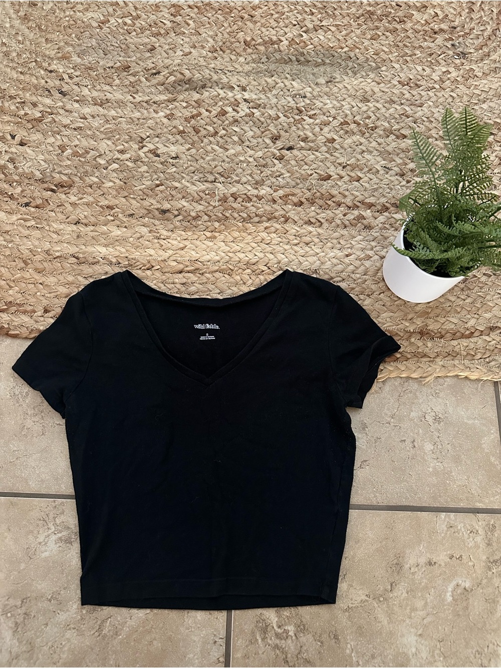 BLACK V NECK CROP TOP